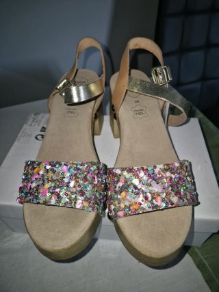 Sandalias de piel tacón madera pedrería T.36
