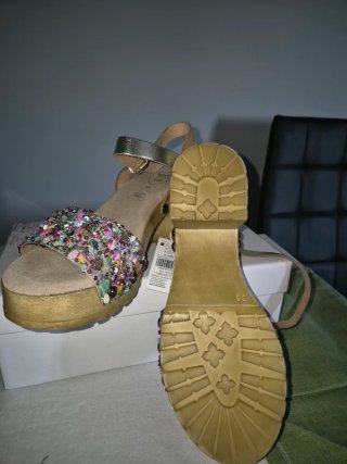 Sandalias de piel tacón madera pedrería T.36