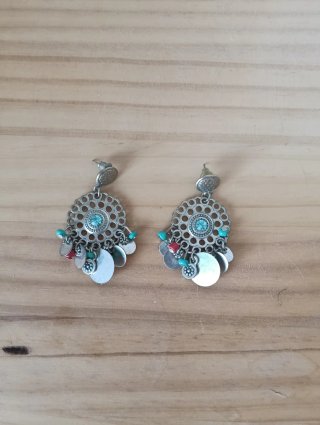 Pendientes plateados con detalles turquesa