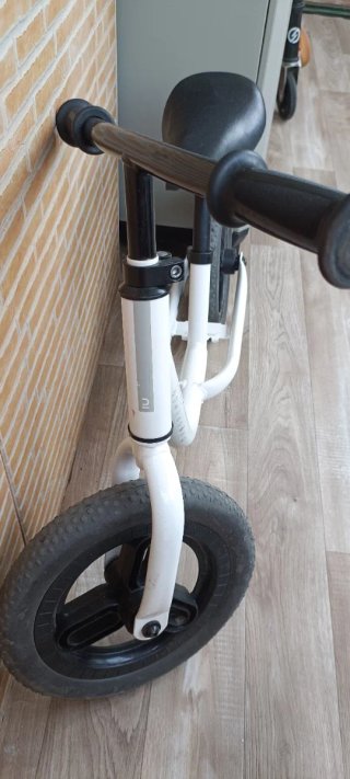 Bicicleta sin pedales blanca
