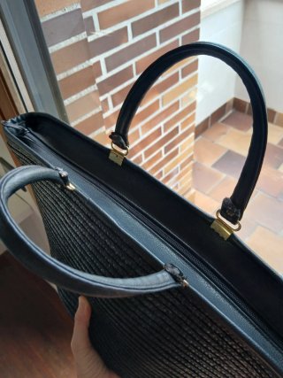 Bolso de rafia negro con detalles dorados