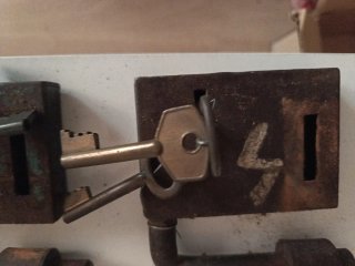 2 Candados antiguos con llaves