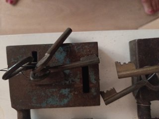 2 Candados antiguos con llaves