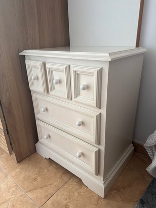 Mesita de noche blanca de madera