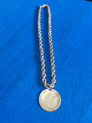 Colgante 4 Reales Plata, con cordón grueso.