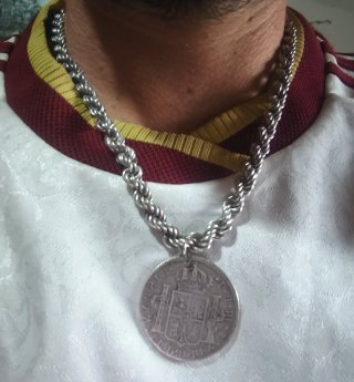 Colgante 4 Reales Plata, con cordón grueso.