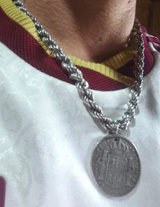 Colgante 4 Reales Plata, con cordón grueso.