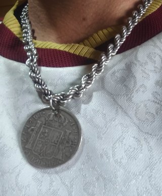 Colgante 4 Reales Plata, con cordón grueso.