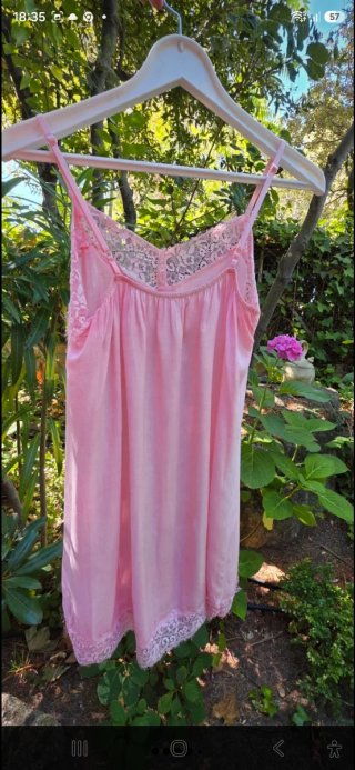 Top lencero de viscosa rosa con encaje y tirantes