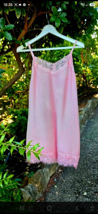 Top lencero de viscosa rosa con encaje y tirantes