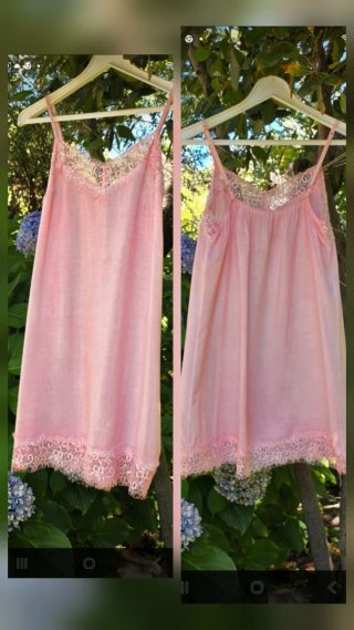Top lencero de viscosa rosa con encaje y tirantes