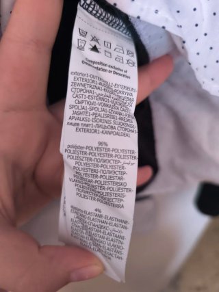 Camiseta negra con detalle blanco