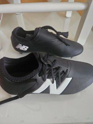 Botas de fútbol New Balance niño negras