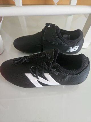 Botas de fútbol New Balance niño negras