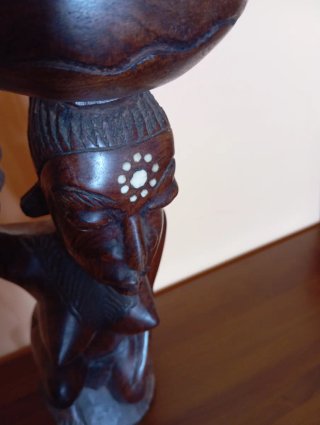 Talla de madera africana mujer.