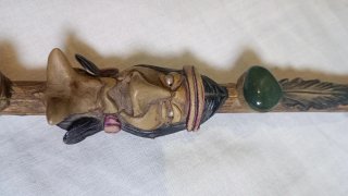 Figura artesanal madera y minerales