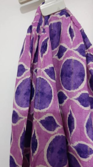 Blusa manga asimétrica morada con brillos