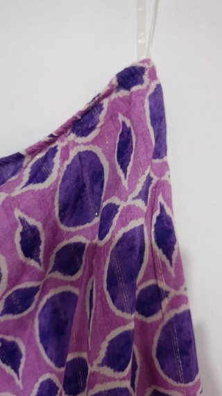 Blusa manga asimétrica morada con brillos