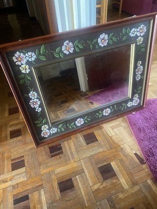 Espejo antiguo decorado con flores