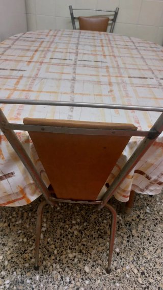 Mesa y 4 sillas