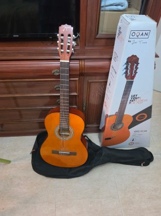 Guitarra acústica OQAN + funda y caja