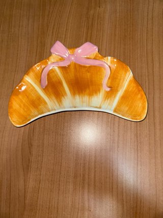Piattino a forma di croissant con fiocco