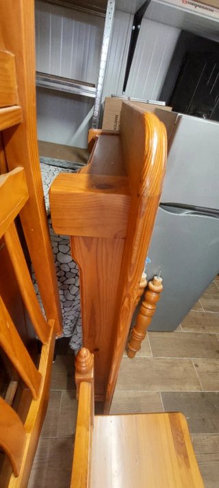 Mesa y 4 sillas de madera maciza y patas torneadas