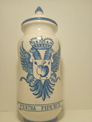 Albarelo / Bote de farmacia con tapa.