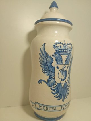 Albarelo / Bote de farmacia con tapa.