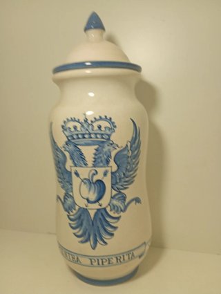 Albarelo / Bote de farmacia con tapa.
