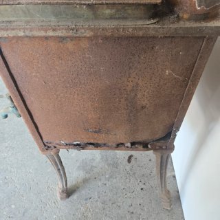 Cocina económica antigua de hierro fundido