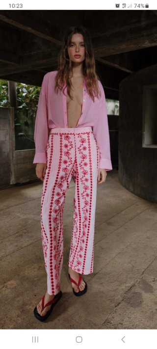 Pantalón Zara bordado rosa y rojo