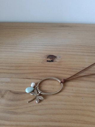 Collar con colgante de libélula