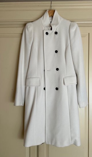 Abrigo blanco mujer elegante