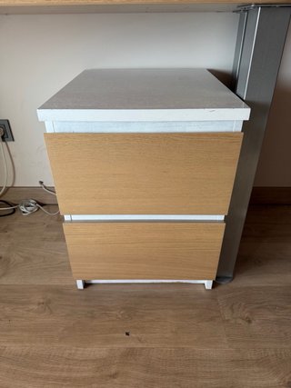 Escritorio de madera y metal con cajonera