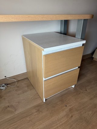 Escritorio de madera y metal con cajonera