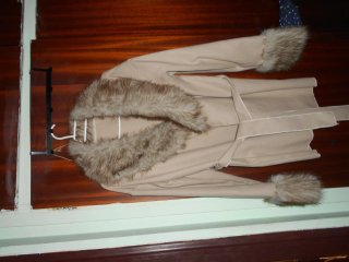 Chaqueta beige con cuello y puños de pelo