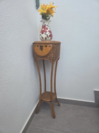 Mueble de mimbre con diseño
