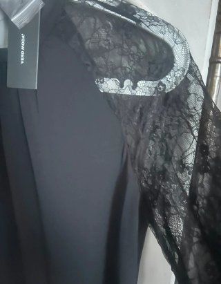 Vestido mangas caladas