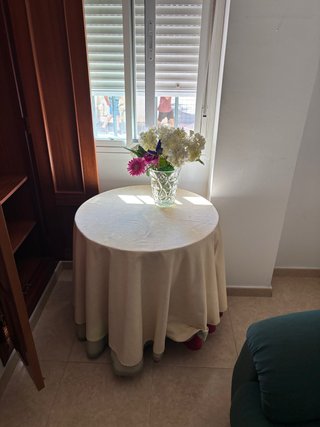 Mesa redonda beige con mantel de tela