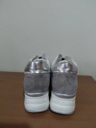 Zapatillas grises y plateadas con brillos