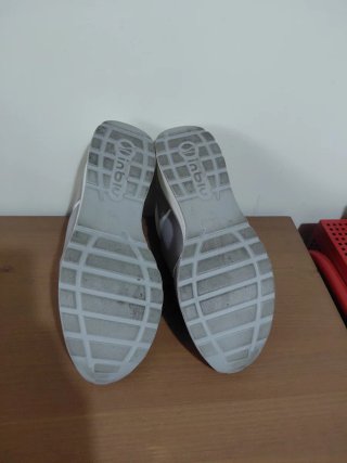 Zapatillas grises y plateadas con brillos