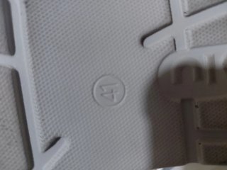 Zapatillas grises y plateadas con brillos