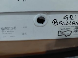 Zapatillas grises y plateadas con brillos