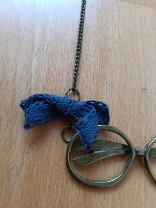 Collar gafas con lazo azul