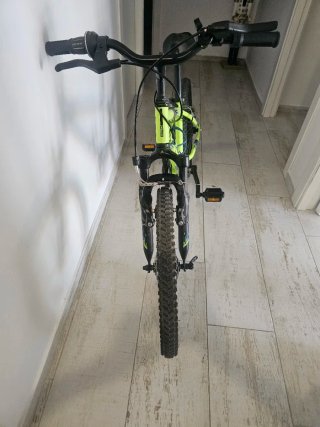 Bicicleta Infantil 20' Rockrifer. Con casco