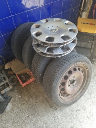 Neumáticos + llantas R16 con tapacubos Volkswagen