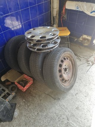 Neumáticos + llantas R16 con tapacubos Volkswagen