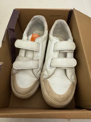 Tenis Victoria de niño blancos y beige