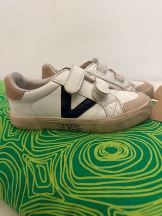 Tenis Victoria de niño blancos y beige